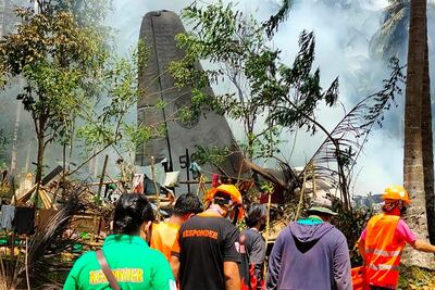 Rescatistas en el sitio del accidente de un avión militar en Jolo, en la isla de Mindanao, Filipinas, este domingo,