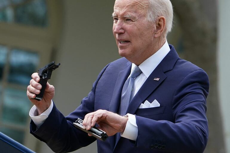 El presidente estdaounidense Joe Biden muestra partes de un kit de armado de una pistola, hoy en la Casa Blanca.
