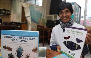 La bióloga Julieta Ledezma posa frente a varias de sus publicaciones en el Museo de Historia Natural Noel Kempff, el 15 de julio de 2021, en Santa Cruz (Bolivia). Arañas, escarabajos, mariposas diurnas y nocturnas son algunas de las nuevas especies para la ciencia que llevan el nombre de la bióloga boliviana Julieta Ledezma en agradecimiento al aporte silencioso que realiza a la investigación, estudio y la colección de insectos en Bolivia.