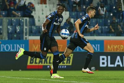 Duván Zapata celebra tras anotar el gol para Atalanta.