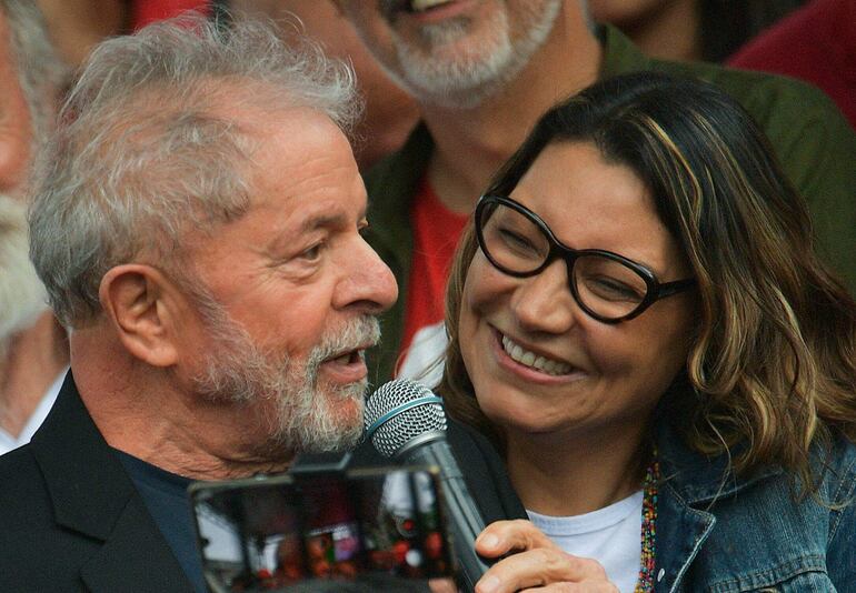 El expresidente Lula da Silva y su novia "Janja". (AFP)