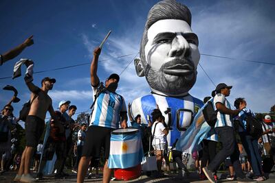 Aficionados de Argentina celebran junto a un inflable que representa a la estrella de fútbol Lionel Messi cerca de la transmisión en vivo del Qatar.