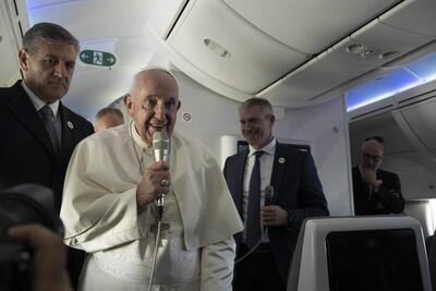 El papa afirmó este domingo, a bordo del avión papal, que “una sociedad que cancela a las mujeres de la vida pública se empobrece” y lamentó que las féminas deban luchar constantemente por sus derechos, al responder a una pregunta sobre las protestas en Irán durante una rueda de prensa a bordo del avión de regreso de su viaje a Baréin.