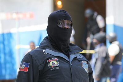 Un miembro de la Policía de Haití en las inmediaciones de la residencia presidencia, en Puerto Príncipe, este miércoles.