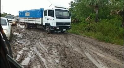 Varios conductores quedaron varados en el tramo del puente Tebicuary y Villa Franca