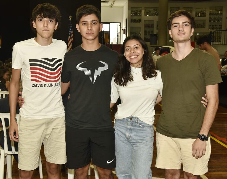 Los chicos de Los Laureles; Benjamín Yaluff, Mauricio Martínez, Ana Paula Rojas y Paulo Casal.
