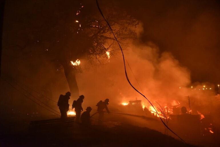 El incendio que se registró el jueves por la noche detrás del Centro Cultural El Cabildo destruyó la parte posterior y, además, un área de 30.000 metros cuadrados, en donde había precarias viviendas. Se desconoce aún por qué se inició el fuego. En principio, no hay heridos. Bomberos trabajaron arduamente para sofocar el incendio.