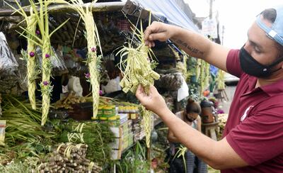 Víctor González muestra un tejido con hojas de pindó. La gente utiliza para “espantar la mala onda”.