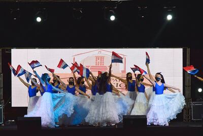 El Ballet Municipal, que se sumó a la fiesta, junto con otras academias privadas de danzas pusieron color y ritmo.