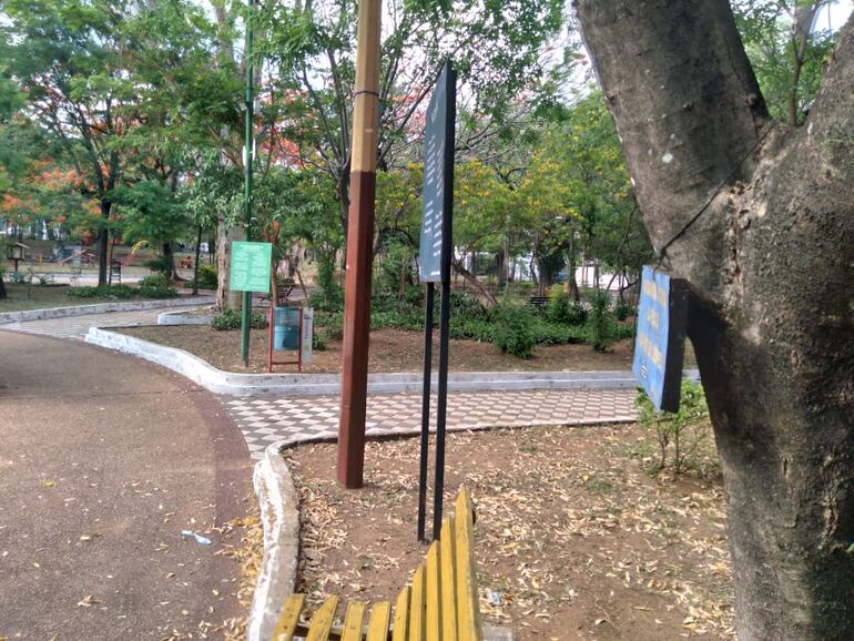 Carteles de diversas empresas, desde papeleras hasta inmobiliarias adornan la descuidada Plaza Italia. 