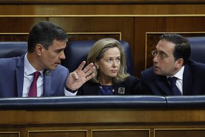 El presidente del Gobierno, Pedro Sánchez (i), conversa con la vicepresidenta primera y ministra de Economía Nadia Calviño (c) y el ministro de Exteriores José Manuel Albares (d) durante el pleno del Congreso. (EFE)