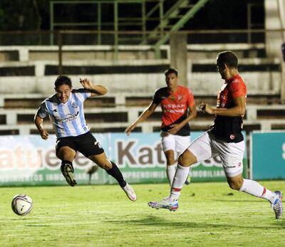Fernando Romero remata el balón hacía la portería de River Plate, cuyo defensor Alex Garcete no llega al cruce.