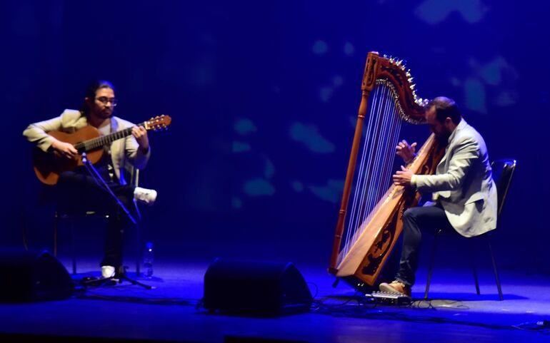 Pedro Martínez y Sixto Corbalán durante su presentación en la segunda gala del 15° Festival Mundial del Arpa.