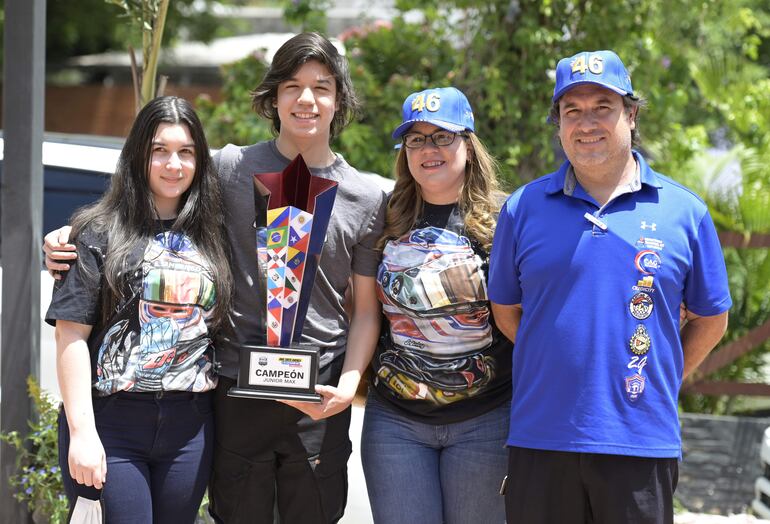 Alejandro Samaniego, campeón sudamericano de karting en la Rotax Júnior Max, en el certamen celebrado en Colombia, junto a sus padres y hermana, ayer durante el lanzamiento del Latinoamericano.