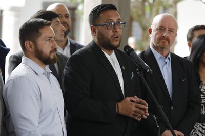 El exasambleista Juan Fernando Flores (c), del partido Creo, del presidente Guillermo Lasso, habla durante una rueda de prensa junto a sus excompañeros de bancada, hoy, en el Palacio de Gobierno en Quito (Ecuador). El movimiento oficialista Creando Oportunidades (CREO) se pronunció sobre la decisión del presidente de Ecuador, el conservador Guillermo Lasso, de recurrir, en medio de un juicio político en su contra, a la herramienta constitucional de la "muerte cruzada", por la que disuelve la Asamblea Nacional (Parlamento), de mayoría opositora, y adelanta las elecciones generales.