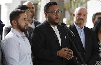 El exasambleista Juan Fernando Flores (c), del partido Creo, del presidente Guillermo Lasso, habla durante una rueda de prensa junto a sus excompañeros de bancada, hoy, en el Palacio de Gobierno en Quito (Ecuador). El movimiento oficialista Creando Oportunidades (CREO) se pronunció sobre la decisión del presidente de Ecuador, el conservador Guillermo Lasso, de recurrir, en medio de un juicio político en su contra, a la herramienta constitucional de la "muerte cruzada", por la que disuelve la Asamblea Nacional (Parlamento), de mayoría opositora, y adelanta las elecciones generales.