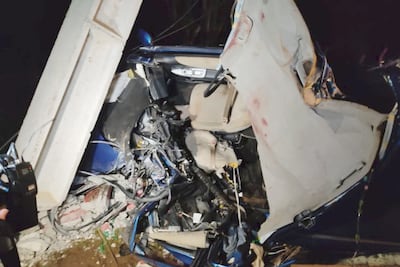 El automóvil Toyota Ractis en que iban las víctimas quedó destartalado tras el violento choque con el poste de la ANDE.