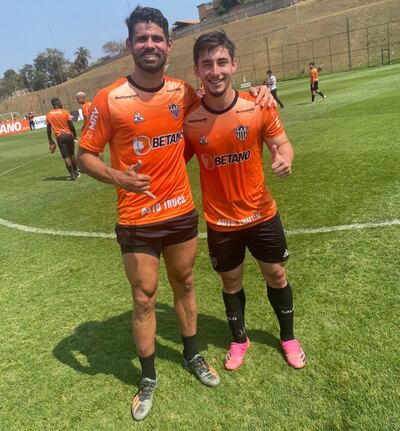 El hispano brasileño Diego Costa (i) y el juvenil paraguayo Diego Acosta comparten equipo en Atlético Mineiro.