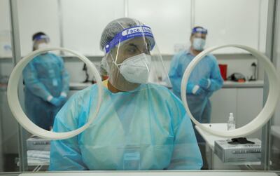 Un personal médico aguarda la llegada de pasajeros en el aeropuerto de Panamá. La OPS recomienda no exigir test de covid.