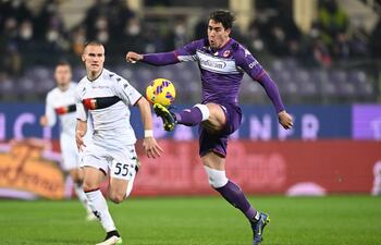 Dusan Vlahovic, delantero de la Fiorentina, intenta controlar el balón ante la presencia de un defensor del Genoa.