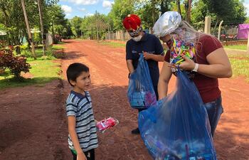 Las integrantes de la USF Santo Domingo realizaron un recorrido por la comunidad Loma Piro'y entregando regalos a niños.