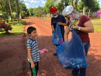 Las integrantes de la USF Santo Domingo realizaron un recorrido por la comunidad Loma Piro'y entregando regalos a niños.
