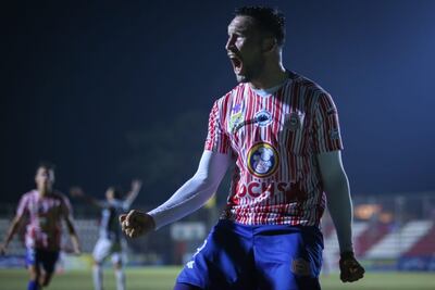 El autor del único gol de la noche, Fabián Ovejero (31), celebra el tanto que le permite al “rayadito” liderar de forma provisoria. (Foto: APF)