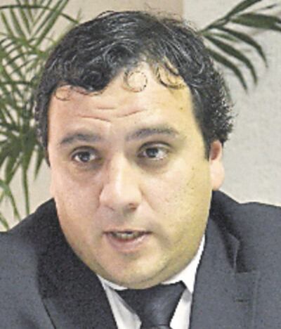 Gustavo Dos Santos llegó ayer a nuestra redacción para insistir en que Yolanda Coronel no es su secretaria.