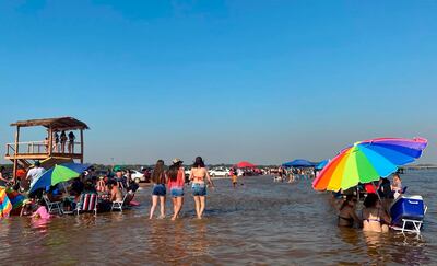 Los bañistas no colaboran en la playa de Itá Corá. Invaden el agua, lo que debería estar prohibido.