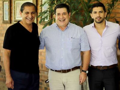 El entrenador Ramón Díaz, a su izquierda Horacio Cartes, y Emiliano Díaz, asistente del técnico.