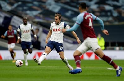 Fabián Balbuena (4) colaboró con un gol en la gran remontada del West Ham ante el Tottenham.