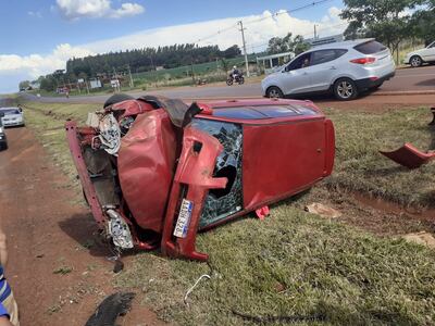 El vehículo quedó prácticamente destruido pero sus ocupantes salieron ilesos.