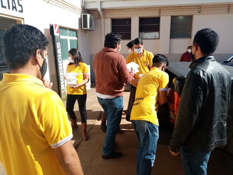Los encuentristas llevaron almuerzos y ánimos a los pacientes de COVID-19, a sus familiares y al plantel de blanco del Hospital Distrital de Independencia.