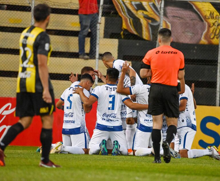 Los jugadores de Ameliano celebran el gol convertido por Jonathan Gómez.