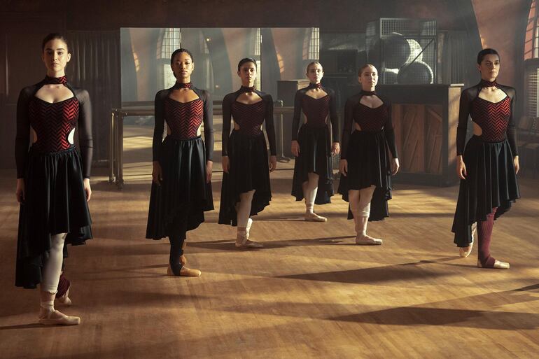 TINY PRETTY THINGS (L-R) KYLIE JEFFERSON as NEVEAH STROYER, DANIELA NORMAN as JUNE PARK, and CASIMERE JOLLETTE as BETTE WHITLAW in episode 4 of TINY PRETTY THINGS. Cr. SOPHIE GIRAUD/NETFLIX © 2020