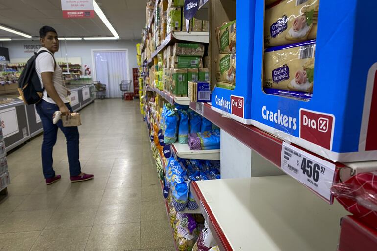Una persona realiza compras en un supermercado, en Buenos Aires (Argentina). Los precios al consumidor en Argentina experimentaron en enero pasado una subida interanual del 98,8%, cuatro puntos porcentuales más que en diciembre pasado, informó el Instituto Nacional de Estadística y Censos (Indec). (EFE)