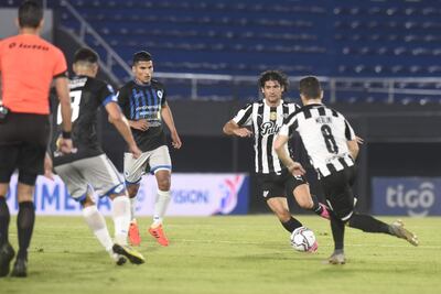 Maniobra ofensiva de Blas Cáceres, autor del primer gol liberteño. Julio Sebastián Doldán, quien había adelantado al “12” y salió por lesión, intenta colaborar en defensa.