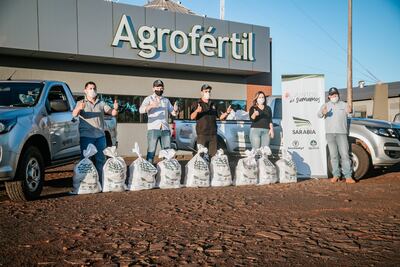 Distribución de los kits de alimentos de la campaña "Juntos sumamos" desde el Silo Fortuna I de Agrofértil.