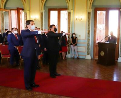 El nuevo titular del Ministerio del Interior, Federico González, y el ministro de Justicia, Édgar Olmedo, en la toma de juramento al cargo.