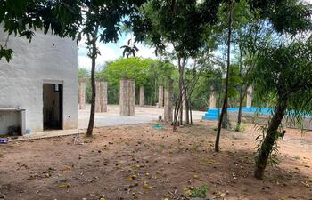La casa particular construida en el anfiteatro José Asunción Flores de San Bernardino tiene aire acondicionado, piscina y hasta parrilla.