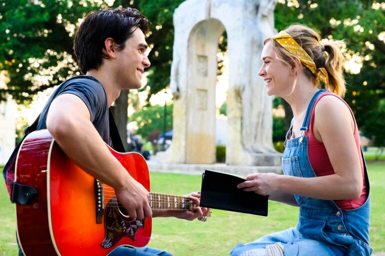 KJ Apa y Britt Robertson en "Mientras estés conmigo", que sigue en cartelera en cines de Paraguay.