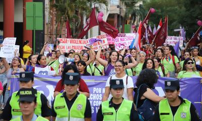 El el Día Internacional de la Mujer Trabajadora en Asunción se realizó la marcha organizada por la Articulación Feminista desde la Plaza Uruguaya hasta la Plaza de la Democracia .