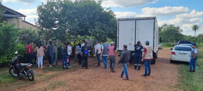 Momento de la recepción de las máquinas de votación, con los útiles electorales, en la tarde de este jueves en la ciudad de San Juan Bautista, Misiones.