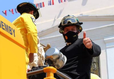 El padre Daniel Pefce trabajando como bombero voluntario y en su faceta de sacerdote, bendice a sus camaradas de la 15ª compañía de Ñemby.