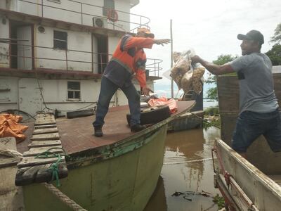 Funcionarios de la SEN continúan asistiendo a las familias en la zona de Puerto Sastre.