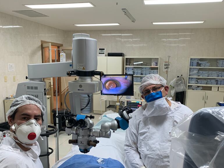 Dr. Walter Martínez Gill y su hijo mayor Walter (h) con quien comparte la misma profesión.