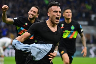 El grito de Lautaro Martínez tras marcar un gol para el Inter de Milán que mete presión al Milan