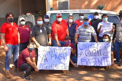 Los funcionarios hicieron brazos caídos para exigir sus bonificaciones.