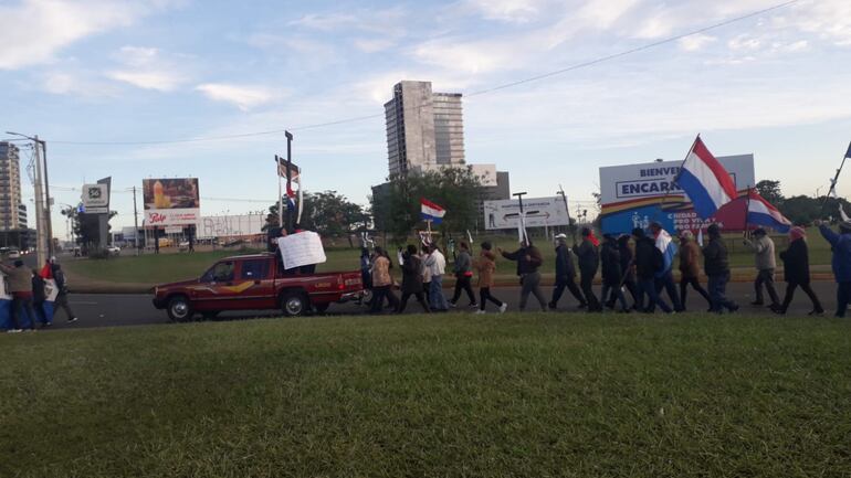 Los ex oleros realizaron una marcha ocupando media calzada de la ruta nacional PY01, en el acceso a la ciudad.