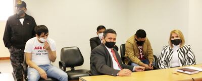 De izquierda a derecha, Nelson Martínez e Isaac Ovelar, esperan en segunda fila el inicio del juicio. En primer plano, sus defensores.